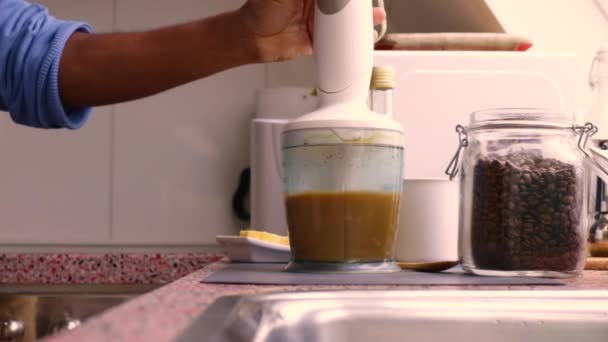 Osoba Przygotowująca Kawę Masłem Olejem Mct — Wideo stockowe