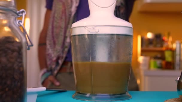 Personne préparant le café avec du beurre et de l'huile MCT 