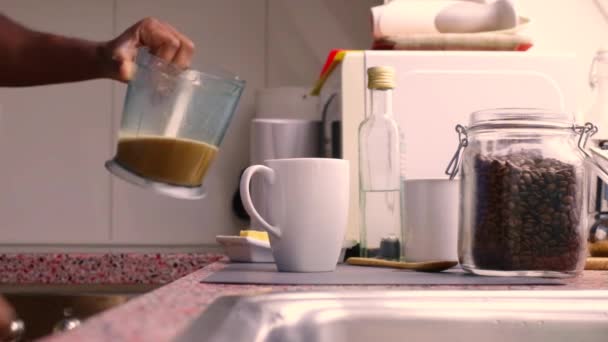 Pessoa Que Prepara Café Com Manteiga Óleo Mct — Vídeo de Stock