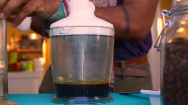 Personne préparant le café avec du beurre et de l'huile MCT 