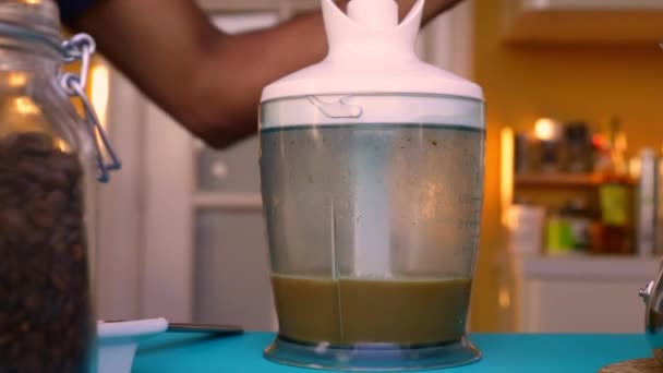 Personne préparant le café avec du beurre et de l'huile MCT 