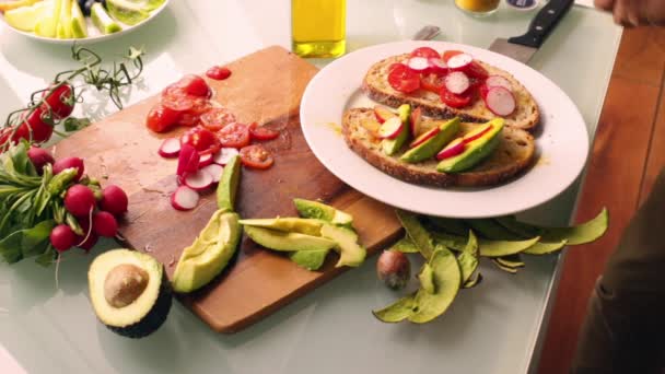 Vista Dall Alto Persona Che Sano Sandwich Tartine Vegan — Video Stock