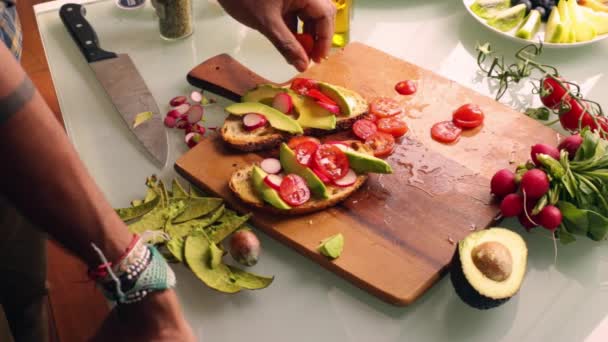 Bovenaanzicht Van Persoon Het Maken Van Gezonde Veganistische Tartine Sandwich — Stockvideo