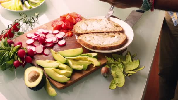 Visão Superior Pessoa Fazendo Sanduíche Saudável Tartine Vegan — Vídeo de Stock