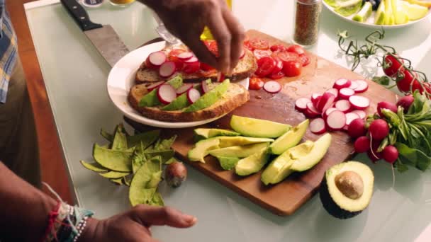 Vista Dall Alto Persona Che Sano Sandwich Tartine Vegan — Video Stock