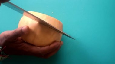 Balkabağı ezmesi hazırlayan insan elleri.