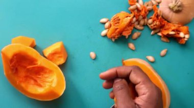 Balkabağı kabağı kabağı hazırlayan kişinin düz uzanması