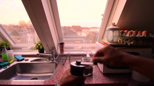 成年人在家里手工研磨有机咖啡豆 — 图库视频影像