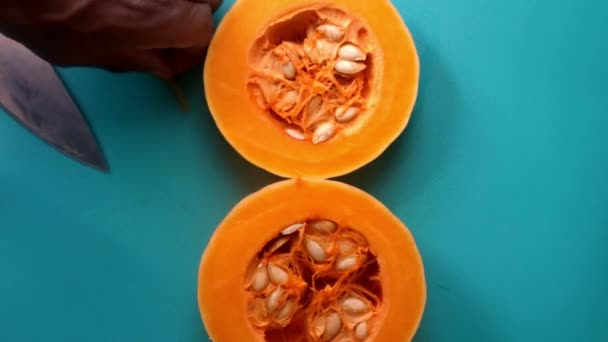 カボチャのバタースカッシュを準備する人の手のフラットレイアウト — ストック動画