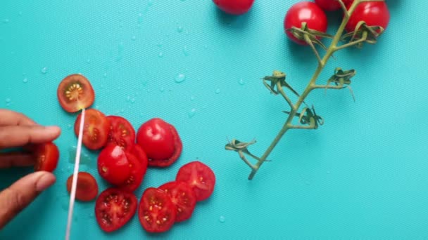 Leigos Planos Pessoa Que Prepara Tomates Cereja Tábua Cortar — Vídeo de Stock