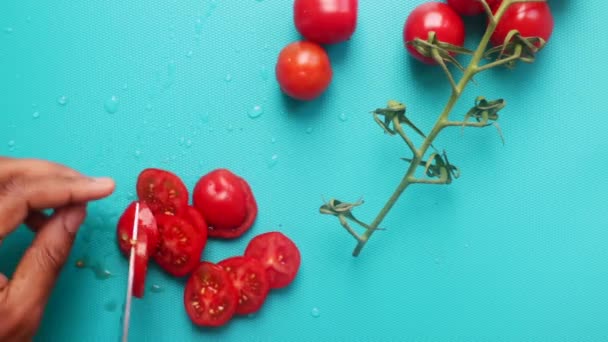 Leigos Planos Pessoa Que Prepara Tomates Cereja Tábua Cortar — Vídeo de Stock