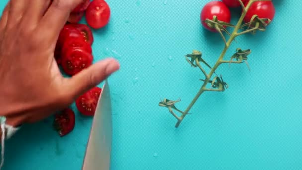 在切碎板上准备樱桃西红柿的人的平铺 — 图库视频影像