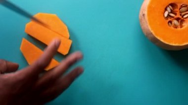 Düz insan elleri balkabağı ezmesi hazırlıyor.