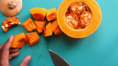 Düz biri kabak ezmesi hazırlıyor.