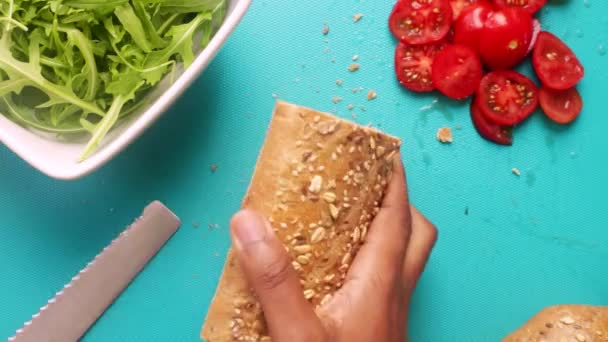 Плоска Лежача Людина Робить Бутерброд Помідорами Авокадо — стокове відео