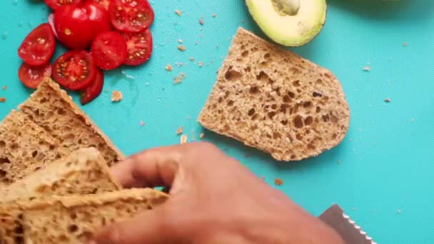 Plano Laico Persona Haciendo Aguacate Tomate Tartina Sándwich — Vídeos de Stock