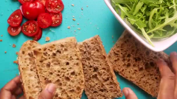 Plano Laico Persona Haciendo Aguacate Tomate Tartina Sándwich — Vídeos de Stock