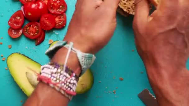 Плоский Человек Делает Бутерброд Помидорами Авокадо — стоковое видео