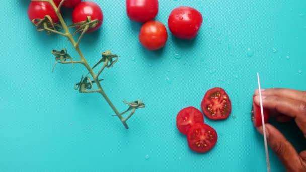 Plano Laico Persona Preparando Tomates Cherry Tabla Cortar — Vídeos de Stock