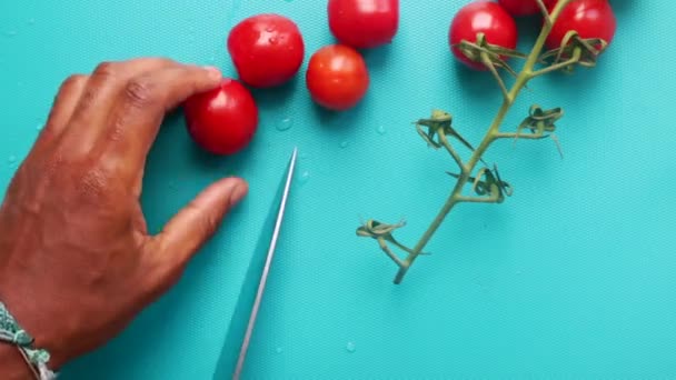 Flat Leigo Preparando Tomates Cereja Tábua Cortar — Vídeo de Stock