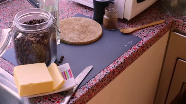 Pessoa Fazendo Café Prova Balas Com Manteiga Óleo Mct — Vídeo de Stock