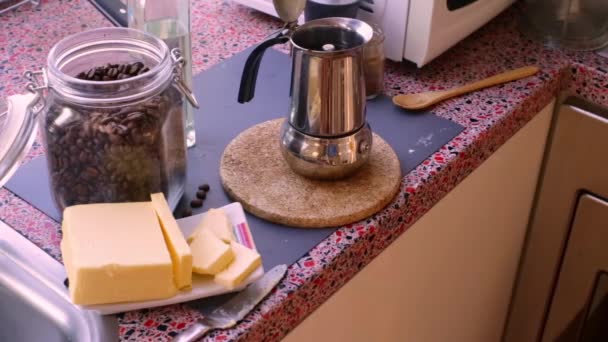 Persona Haciendo Café Prueba Balas Con Mantequilla Aceite Mct — Vídeos de Stock