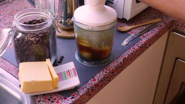 Pessoa Fazendo Café Saudável Prova Balas Com Manteiga Óleo Mct — Vídeo de Stock