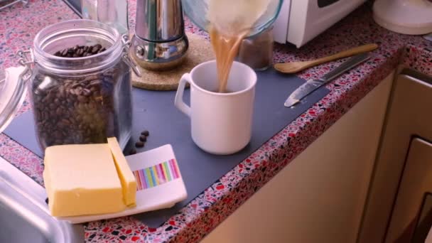 Person Macht Gesunden Kugelsicheren Kaffee Mit Butter Und Mct — Stockvideo