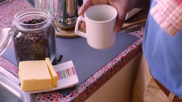 Person Macht Gesunden Kugelsicheren Kaffee Mit Butter Und Mct — Stockvideo