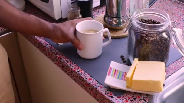 Person Macht Gesunden Kugelsicheren Kaffee Mit Butter Und Mct — Stockvideo