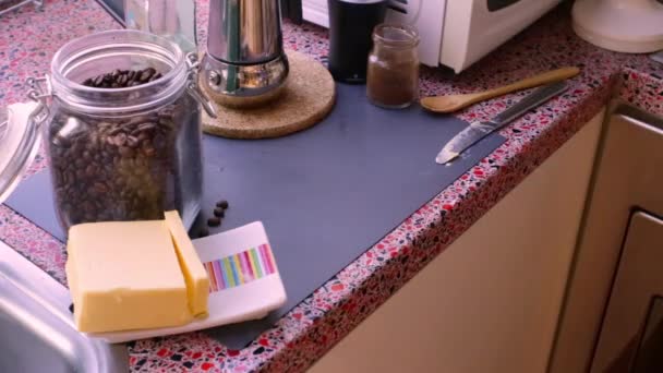 Pessoa Fazendo Café Saudável Prova Balas Com Manteiga Óleo Mct — Vídeo de Stock