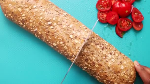 顶级的素食主义者做健康的素食沙丁鱼三明治 — 图库视频影像