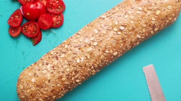 Top View Osoba Podejmowania Zdrowe Wegańskie Tartine Sandwich — Wideo stockowe