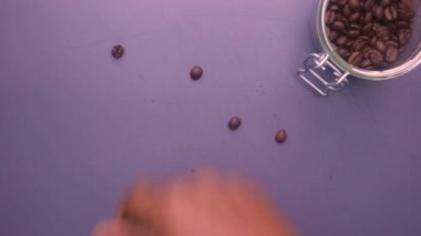 Düz biri elle kavrulmuş kahve çekirdeklerini öğütüyor.