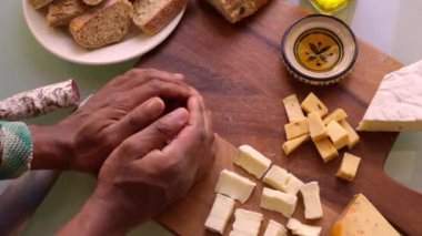 Üst düzey şef ahşap tahtayı aperatiflerle hazırlıyor.