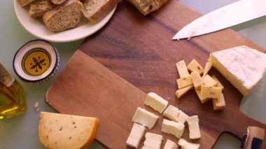 Üst düzey şef ahşap tahtayı aperatiflerle hazırlıyor.