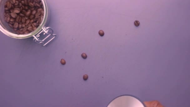 平铺人手工研磨烤咖啡豆 — 图库视频影像