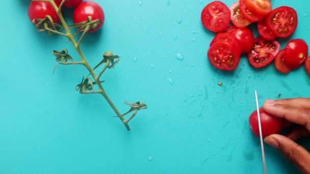 Flat Leigo Preparando Tomates Cereja Tábua Cortar — Vídeo de Stock