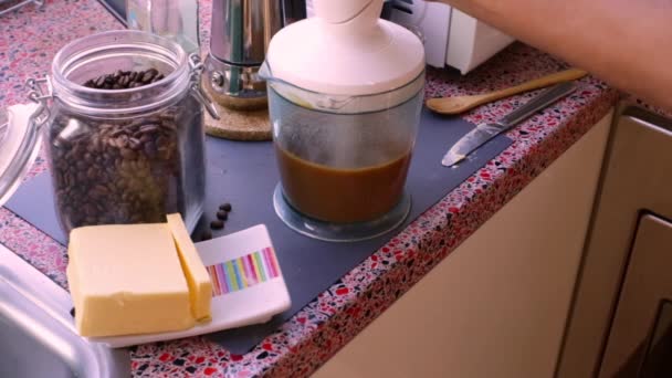 バターとMct油で防弾コーヒーを作る人 — ストック動画