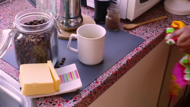 用黄油和Mct油做防弹咖啡的人 — 图库视频影像
