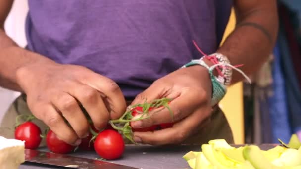 Persona Que Prepara Alimentos Orgánicos Para Una Comida Saludable — Vídeos de Stock