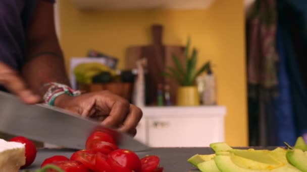 Persona Que Prepara Alimentos Orgánicos Para Una Comida Saludable — Vídeo de stock
