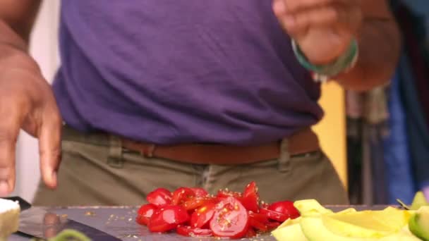 为健康饮食准备有机食品的人 — 图库视频影像