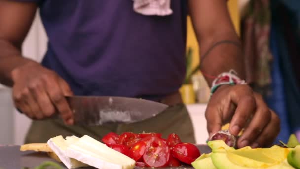 为健康食品准备有机新鲜食品的人 — 图库视频影像