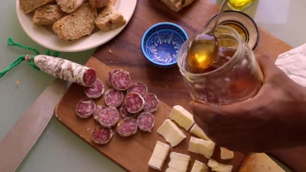 Chef Vista Superior Preparando Tabla Cortar Con Aperitivos — Vídeos de Stock