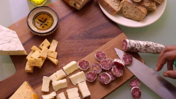 Chef Vista Superior Preparando Tabla Cortar Con Aperitivos — Vídeos de Stock