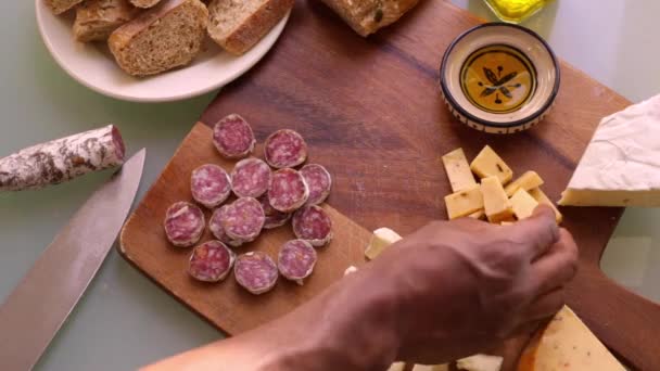 Top Vista Chef Preparando Tábua Corte Com Aperitivos — Vídeo de Stock