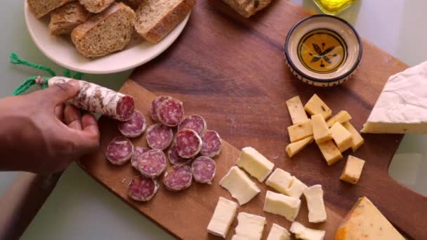 Chef Vista Superior Preparando Tabla Cortar Con Aperitivos — Vídeos de Stock