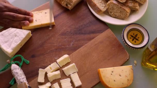 Top Vista Chef Preparar Tábua Madeira Com Aperitivos — Vídeo de Stock