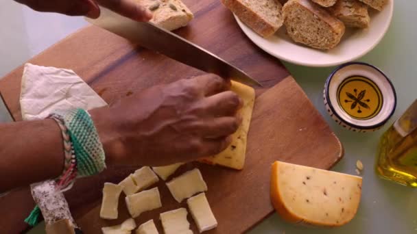 Chef Vue Dessus Préparant Une Planche Bois Avec Des Apéritifs — Video